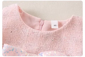 Detalle del cuello de vestido de tweed rosa para niña con lentejuelas y talla 90