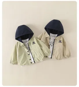 Dettaglio di giacche casual da bambino in verde e kaki con polsini antivento elastici
