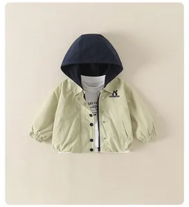 Dettaglio della giacca con cappuccio bicolore da bambino con polsini elastici e logo HOUSEKIDS