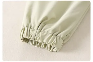 Dettaglio del polsino elastico antivento su una giacca casual verde chiaro da bambino