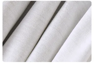 Vista macro del tessuto a maglia bianco con trama a rete traspirante e morbide fibre