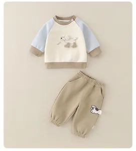 Vue détaillée d'un ensemble bébé en coton avec motif chien et col en bord-côte