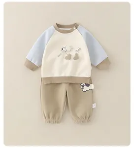 Détail de l'ensemble bébé en coton avec broderie chiot et poignets côtelés