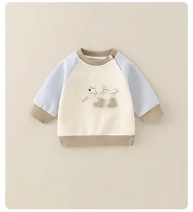 Détail du sweat en coton pour bébé avec écusson chien cartoon et boutons-pression au col