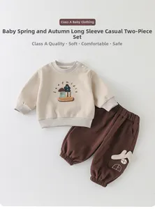 Détail à plat du sweat en coton beige et pantalon marron avec poche maison