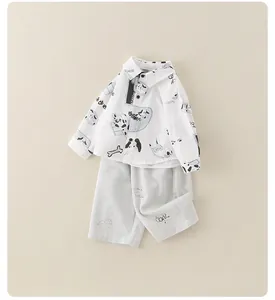 Dettaglio completo cotone bimbo con camicia stampa cane carino e pantaloni grigi