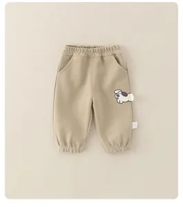 Détail du pantalon de jogging en coton kaki pour garçons avec imprimé chien mignon