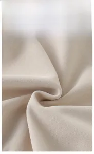 Détail du tissu en coton peigné doux beige de classe A pour ensemble bébé printemps