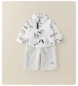 Dettaglio completo completo in cotone per bambino con stampe di cani e pantaloni grigi