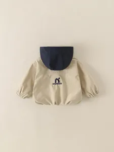 Giacca a vento casual per bambini con cappuccio blu navy e logo stampato sul retro