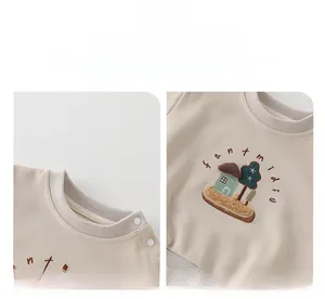 Détail du sweat-shirt en coton pour bébé avec boutons-pression et broderie applique 3D
