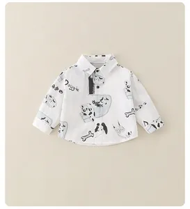 Dettaglio camicia neonato in cotone bianco con stampe di cuccioli e bottoni scuri