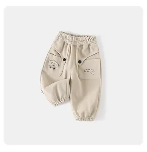 Détail du pantalon en coton pour enfant avec taille élastique et imprimé d'ours