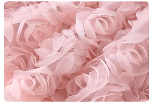 Detailansicht des rosa 3D-Rosen-Netzstoffs am eleganten Tweed-Kleiderset für Mädchen