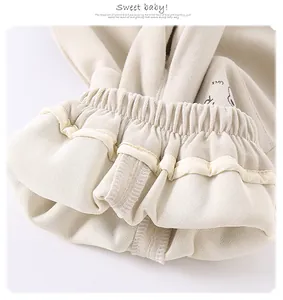Détail de la taille élastique d'un pantalon en tricot gaufré beige avec motif lapin
