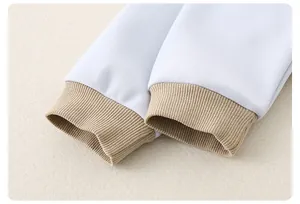 Détail de manche de sweat en coton bleu clair avec poignet en maille côtelée kaki