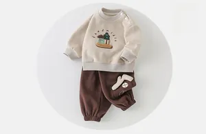 Vue détaillée ensemble coton bébé garçon avec broderie maison et poches cargo 3D