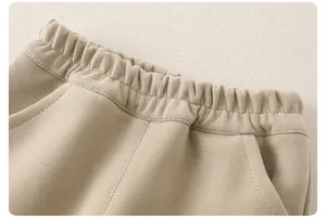 Détail de la taille haute élastiquée et des poches latérales du pantalon bébé