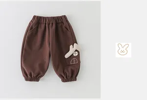 Détail du pantalon décontracté marron pour bébé avec broderie maison et taille élastique