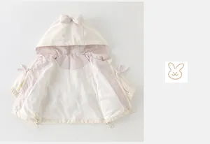 Detail der Baby-Kapuzenjacke mit karierter Schleife an der Kapuze und Ärmelbändern