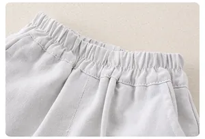 Dettaglio dei pantaloni in cotone da bambino con elastico in vita e trama twill