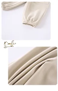 Détail du pantalon de jogging beige pour enfants avec poignets côtelés et doublure polaire