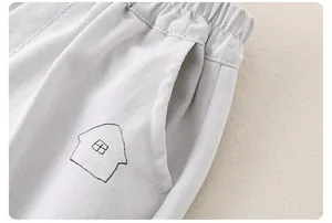 Dettaglio vita elastica e cuciture sottili su pantaloni in cotone per bambini maschi