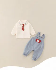 Detail of baby cotton two-piece set with long-sleeve shirt and blue overall pants