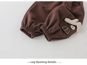 Détail des poignets élastiques et de la poche latérale sur le pantalon pour tout-petit
