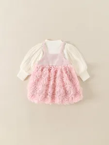 Mädchen-Set mit weißem Rollkragenpullover und rosa ärmellosem Kleid mit Blumen