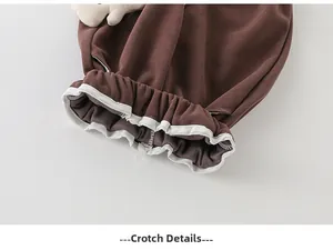 Détail de l'entrejambe du pantalon pour bébé avec bordure élastique blanche et tricot brun