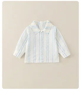 Dettaglio camicia neonato in cotone a righe con trama jacquard e colletto classico