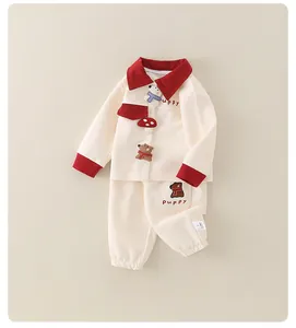 Detailaufnahme des Baby-Baumwollsets mit rotem Kontrastkragen und Welpenstickerei
