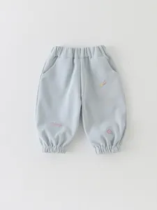Hellblaue Baumwoll-Jogginghose für Mädchen mit niedlicher Cartoon-Glücksstickerei