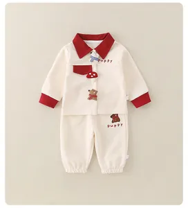Baby-Set aus Baumwolle mit Bären-Applikationen und Welpen-Druck auf cremefarbenem Stoff