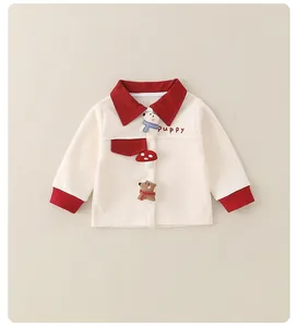Detail der Baby-Strickjacke aus Baumwolle mit 3D-Bärenstickerei und Puppy-Schriftzug