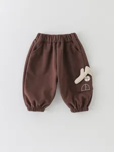 Pantalon jogger marron pour garçon avec taille élastique et écusson de maison brodé