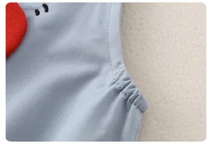 Détail du tissu en coton bleu avec applique côtelée rouge et coutures de haute précision