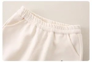 Detail der Baby-Jogginghose mit elastischem Bund und hochwertigem Baumwollstrickgewebe