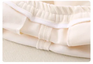 Detailansicht des elastischen Bundes und der sauberen Innennähte der Baby-Baumwollhose