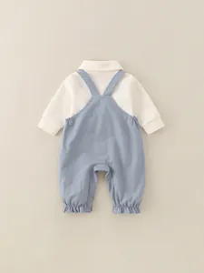Ensemble bébé garçon en coton avec haut crème et salopette bleue au style mignon