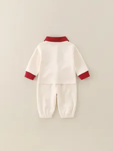 Niedliches zweiteiliges Baby-Set aus Baumwolle mit Polokragen in Creme und Burgund