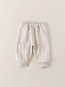 Χαριτωμένο παιδικό παντελόνι jogger σε μπεζ χρώμα με ελαστική μέση και ριμπ τελείωμα