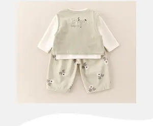 Dettaglio completo di set 3 pezzi per bambino con gilet a tema cane e maniche lunghe