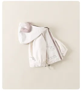Détail du coupe-vent pour enfants avec imprimé chien mignon et ourlet réglable par cordon