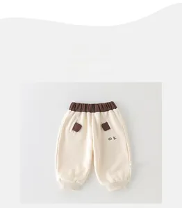 Vue détaillée du pantalon de jogging en coton avec taille élastique et broderie OK