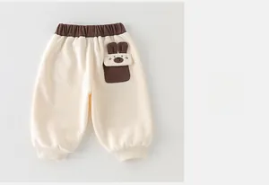 Détail du jogging bébé avec poche animal cartoon et poignets côtelés marron pour enfant
