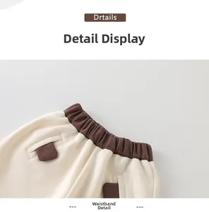 Vue détaillée de la taille élastique contrastée et de la poche sur le pantalon bébé