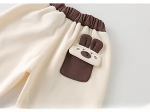 Détail de pantalon pour garçon avec taille élastique et poche mignonne à oreilles d'animal