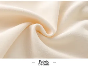 Gros plan sur la texture en coton doux crème du pantalon décontracté enfant